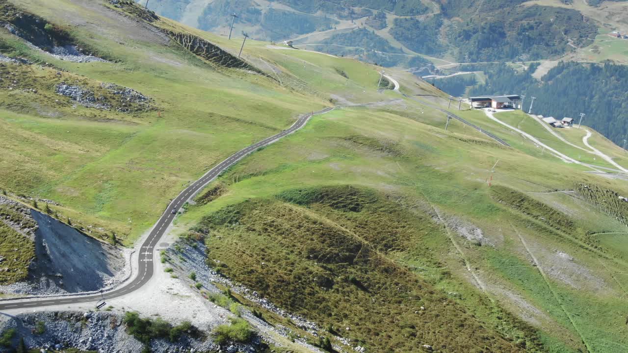 ciclista aislado pedaleando a lo largo de la carretera del puerto de montaña col de la loze, saboya en los alpes franceses