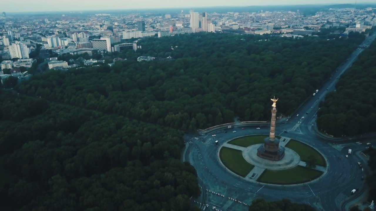 antena de drones sobre la columna de la victoria de berlín durante el amanecer lento paneo con autos en la carretera