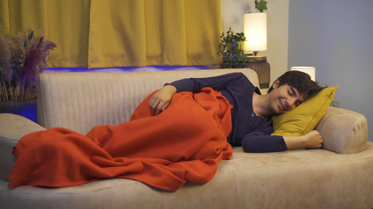 잠을 자는 동안 웃는 남자.