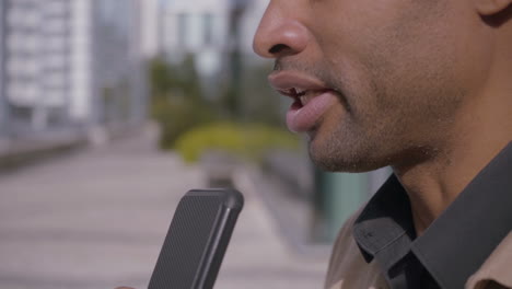 Hombre-Afroamericano-Usando-Dictáfono-En-El-Teléfono-Inteligente