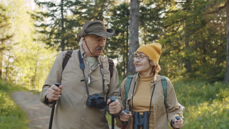 una pareja de ancianos haciendo senderismo en el bosque.