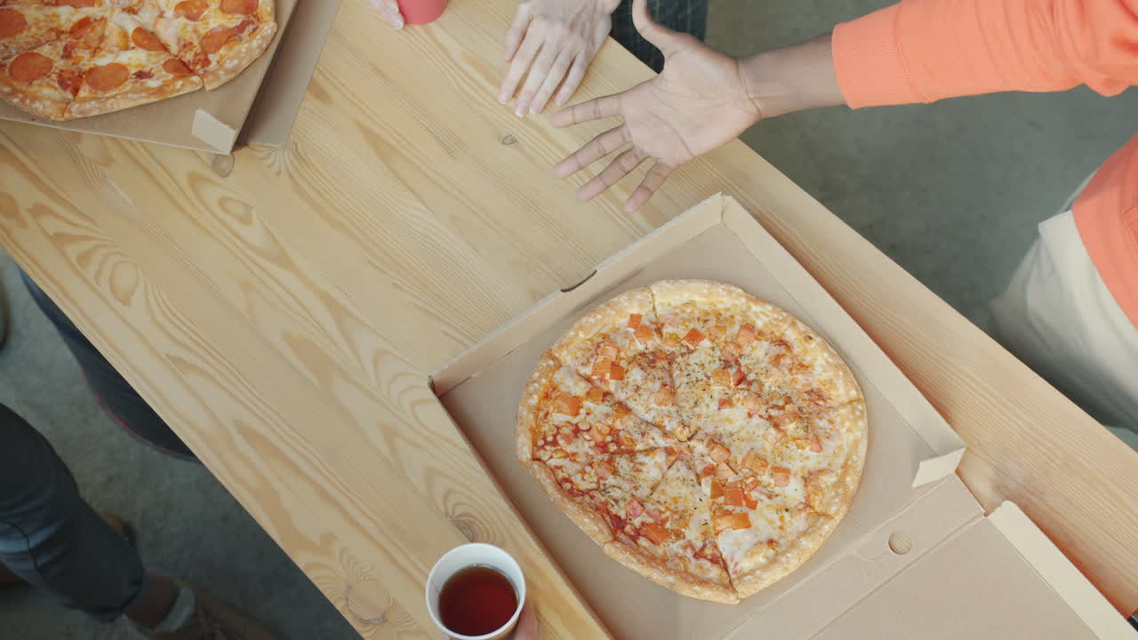 친구들이 피자를 나누고 있습니다.