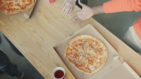 amigos compartiendo pizza