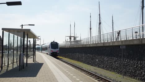 tren en una estación frente al mar