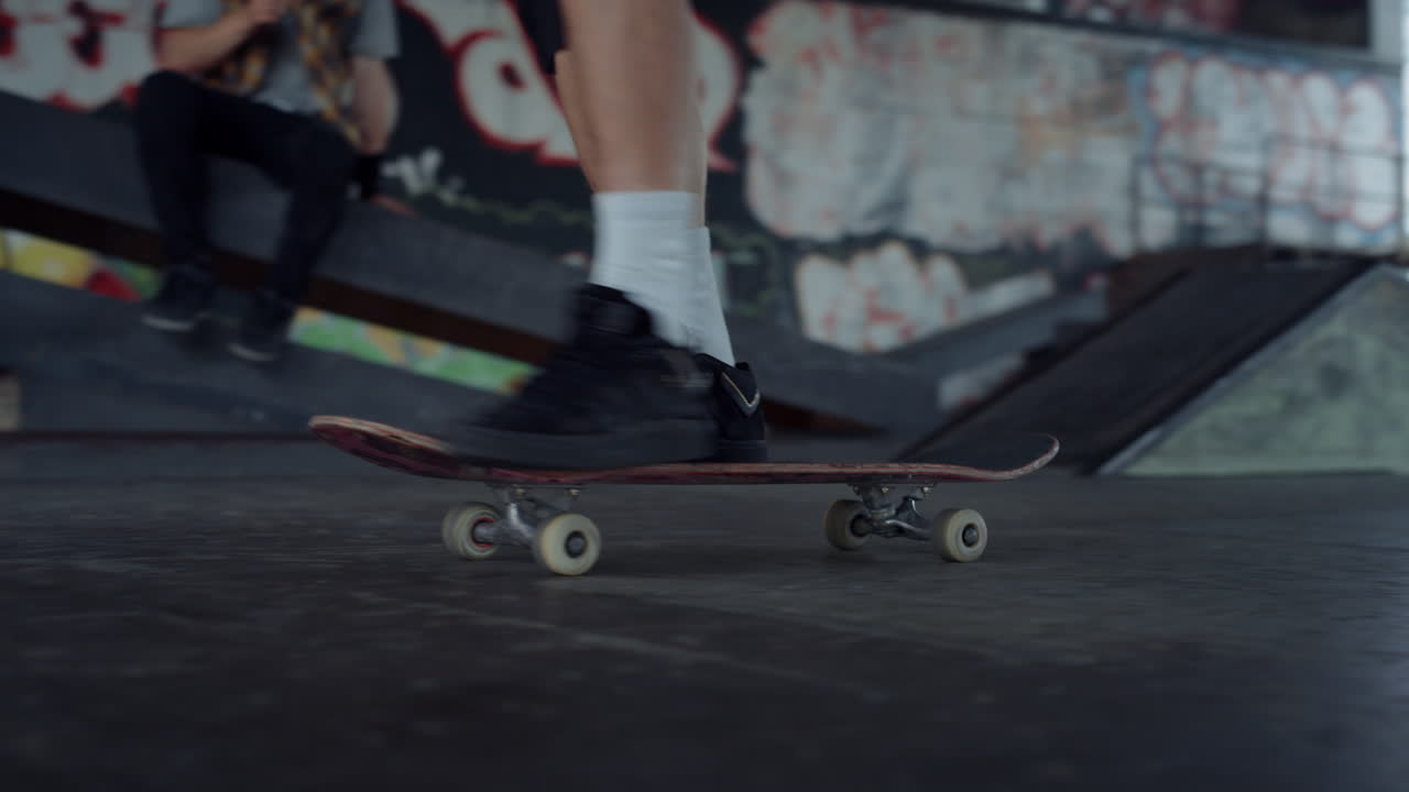 도시 스케이트파크에서 극단적인 십대 스케이트보딩. 십대 스케이트를 타고.