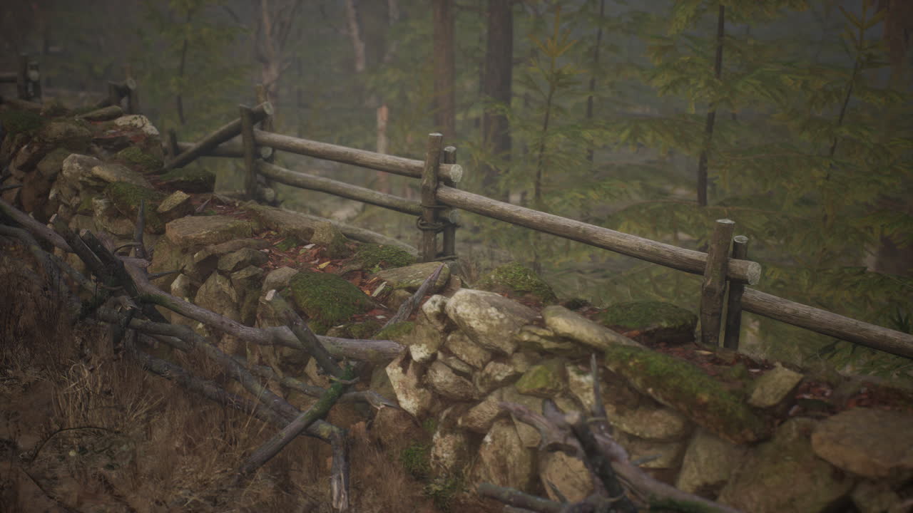 una vieja valla de madera con un campo de campo detrás de ella