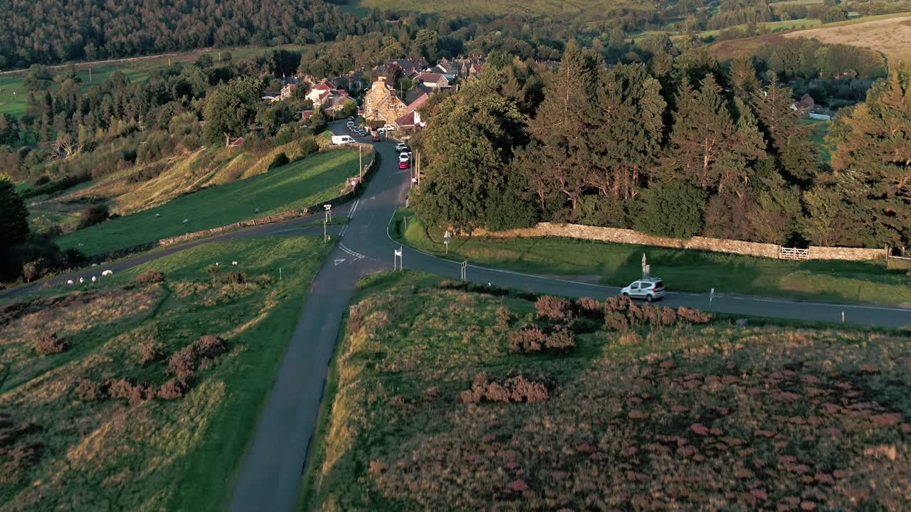 노스 요크 황무지, 로빈 후드 베이, 초가을의 캐슬턴, 클립 1, 움직임: 빌리지 비디오, 4k, 25fps, h264 dji 인스파이어 2