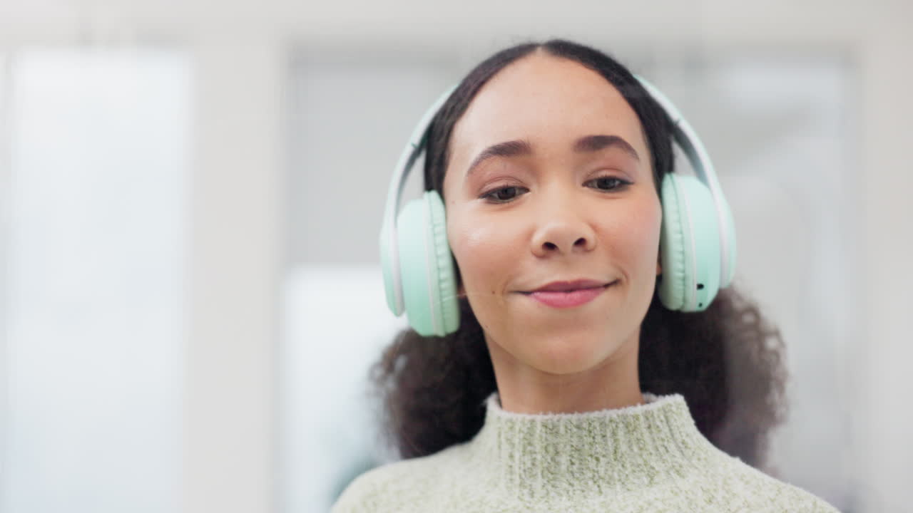 limpieza, auriculares y mujer con spray en el vidrio