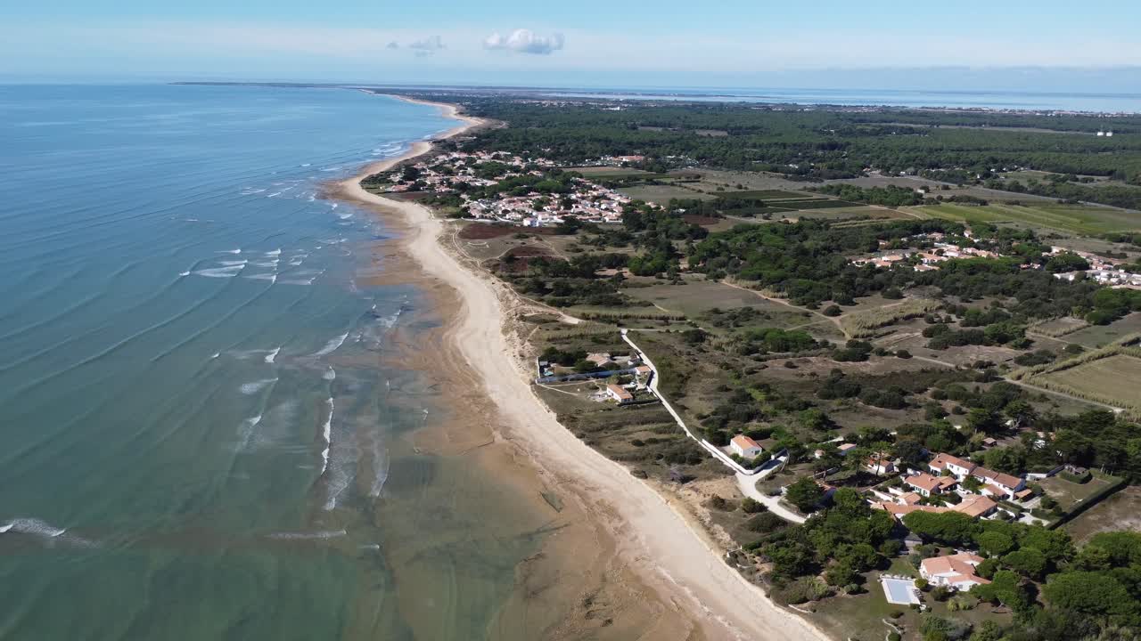 Vue de l'ensemble de l'île de Ré, depuis Sainte-Marie-de-Ré, filmée par drone par temps ensoleillé.