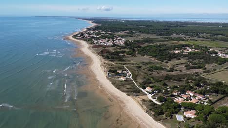 Vista-De-Toda-La-Isla-De-Ré,-Desde-Sainte-marie-de-ré,-Filmada-Con-El-Dron,-Clima-Soleado