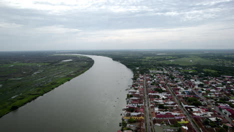 Disparo-De-Dron-Hacia-Atrás-De-La-Ciudad-De-Tlacotalpan-En-Veracruz,-Un-Sitio-Del-Patrimonio-Mundial