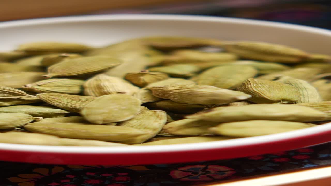 녹색 카다몬 어리