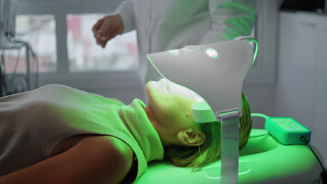 mujer que ha dirigido la terapia para la regeneración de la piel facial en la clínica de belleza de cerca.