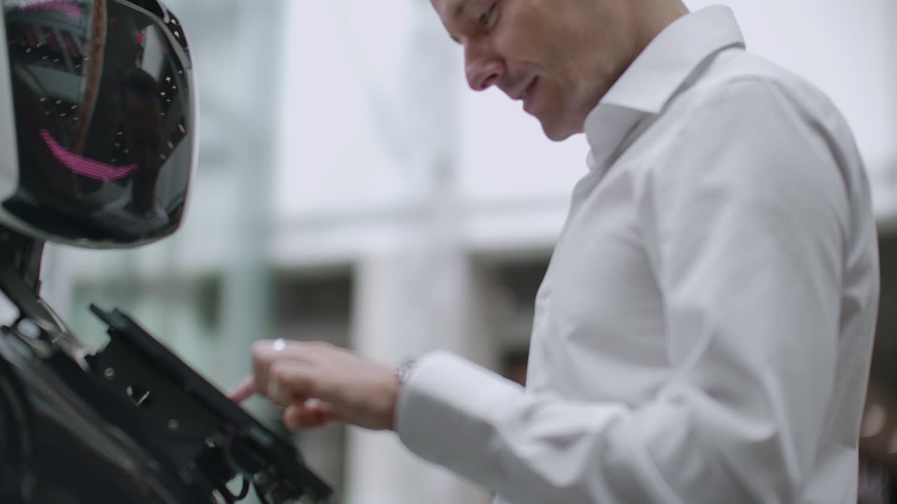 ingeniero electrónico científico de trabajo inventor en construcción de robots. cámara lenta. tecnologías robóticas modernas. concepto de robot futurista. inteligencia artificial robots virtuales y humanos.