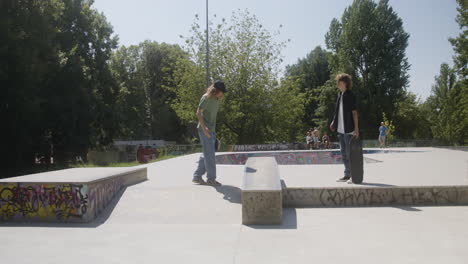 amici caucasici nello skatepark.