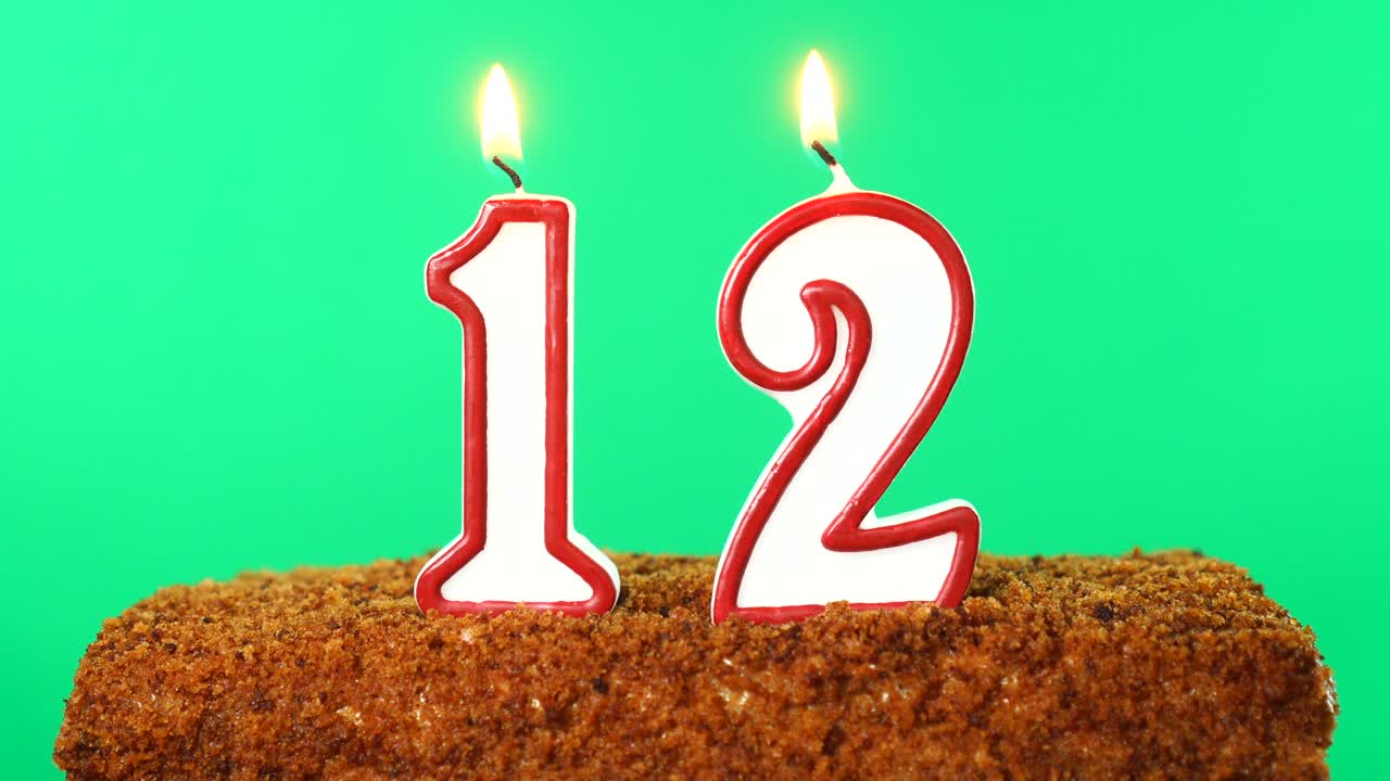pastel con el número 12 vela encendida. llave de croma. pantalla verde. aislado