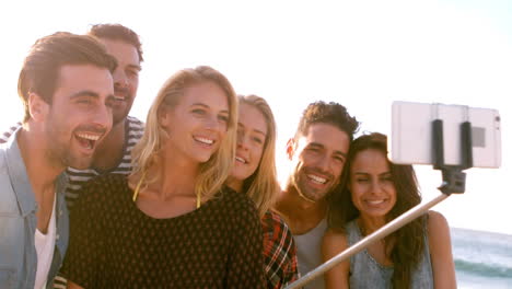 Un-Grupo-De-Amigos-Están-Tomando-Una-Foto