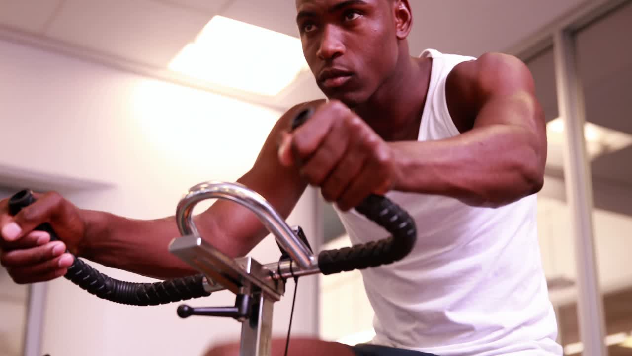 hombre en forma trabajando en la bicicleta de ejercicio