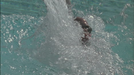 un nadador hace la espalda a través de la piscina