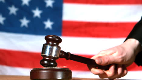 Judge-calling-order-with-gavel-in-american-court