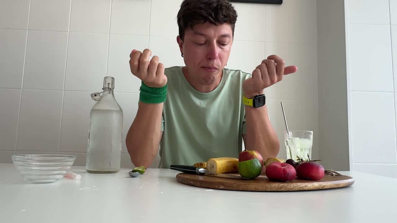Uomo che mangia frutta fresca e prepara uno spuntino salutare.
