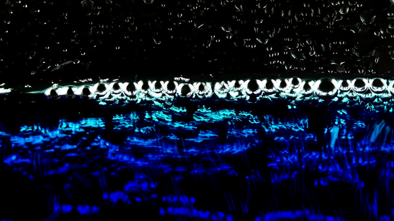 유리 배경 뒤에 있는 물 거품