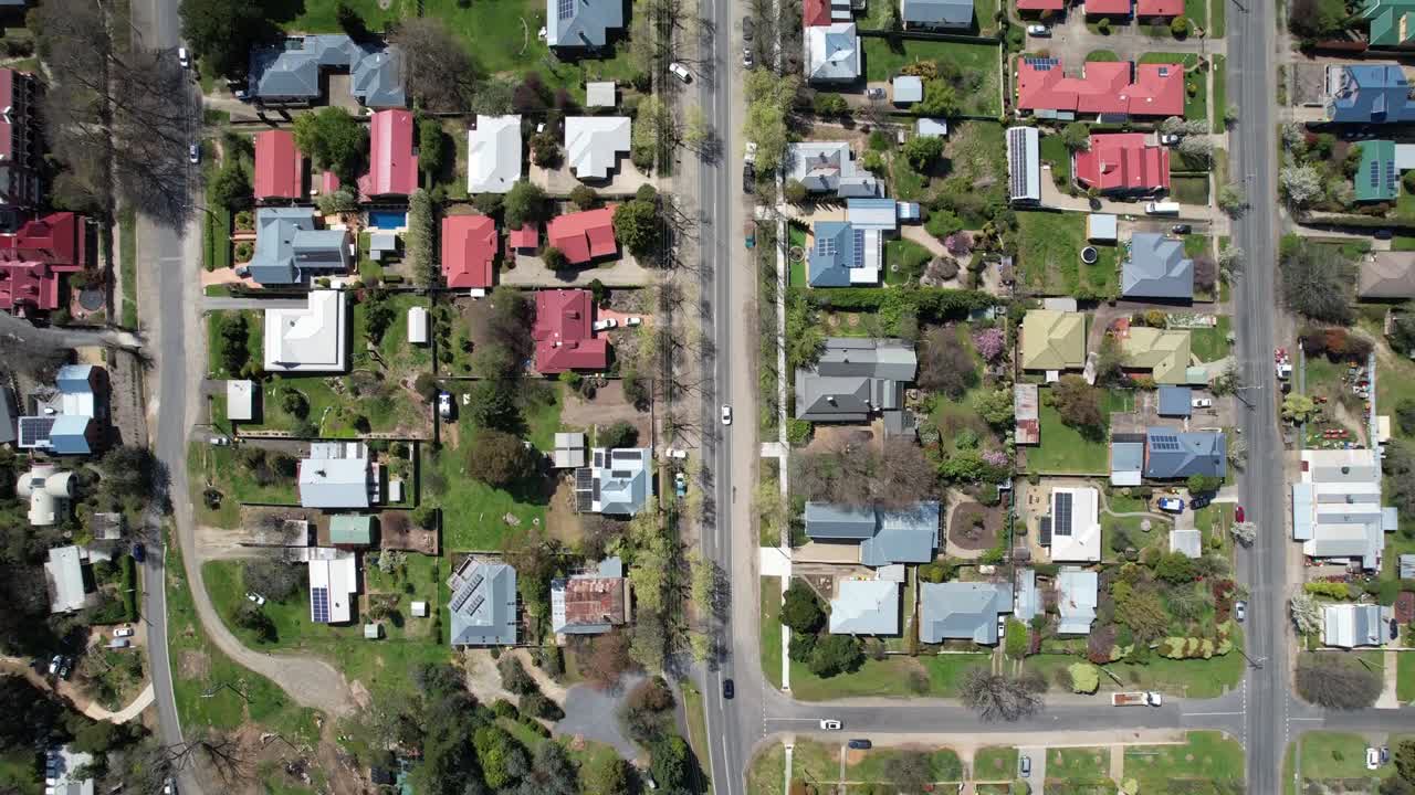 flyover aéreo de arriba hacia abajo de una pequeña ciudad main street beechworth, victoria