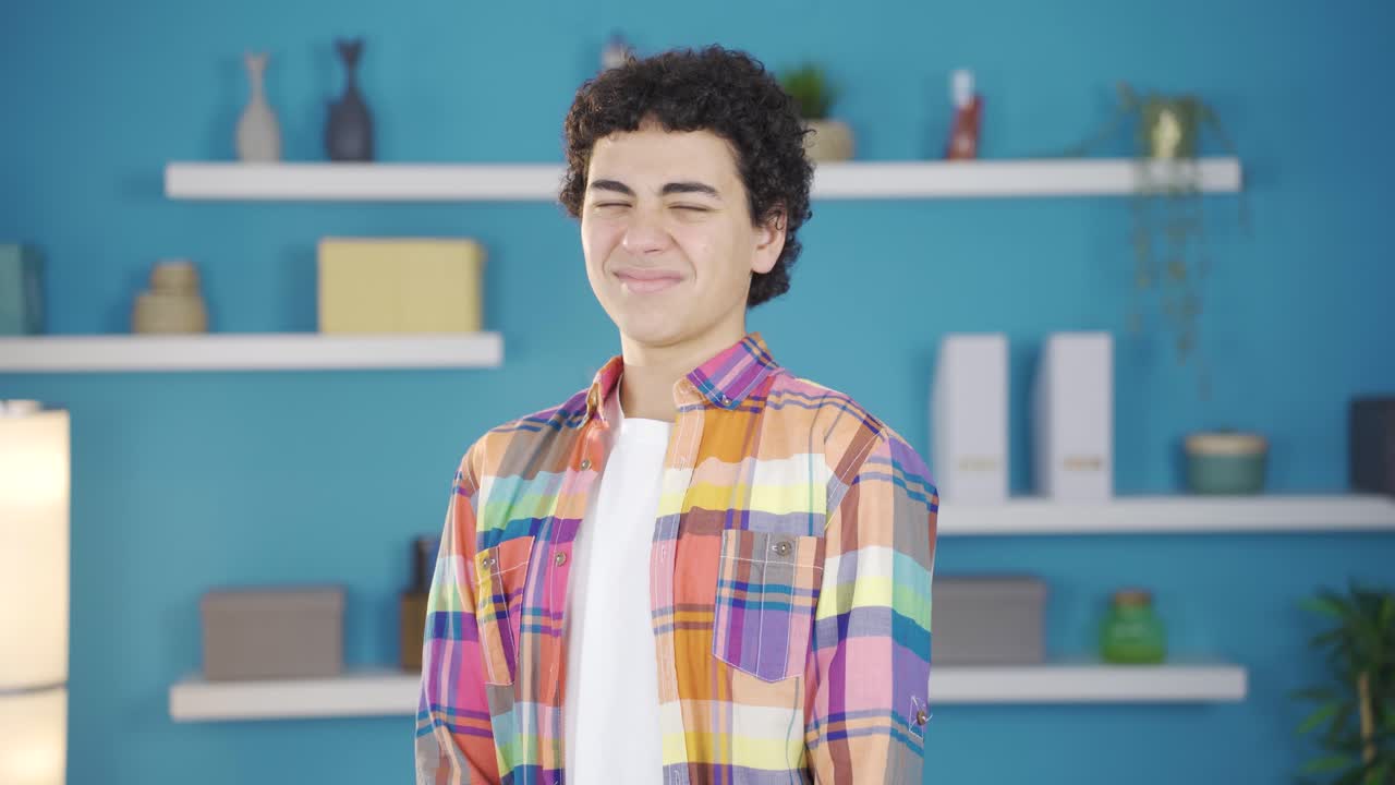 un niño disgustado mirando a la cámara con disgusto.