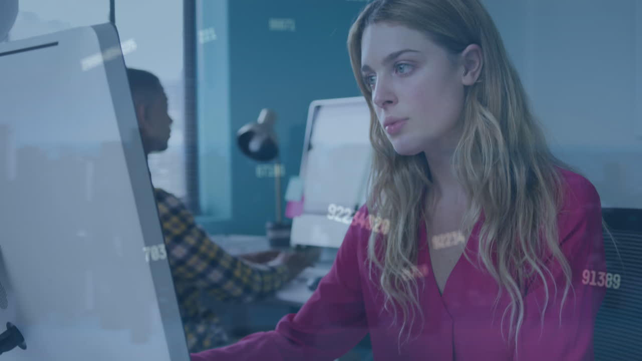 animación de múltiples números cambiantes cayendo contra la mujer caucásica usando la computadora en la oficina.