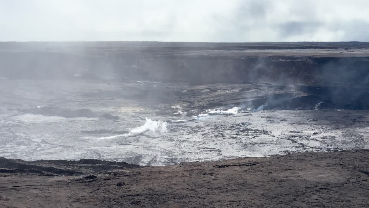 el volcán más grande de hawai está inactivo en un día soleado.
