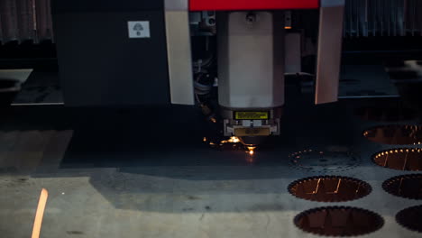 corte láser cnc de metal, tecnología industrial moderna.