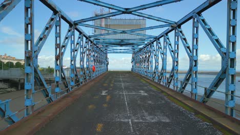 Puente-De-Carga-Del-Muelle-Abandonado,-Vuelo-Lento-A-Través