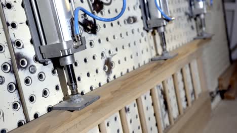 máquina de fijación de paneles de madera en acción