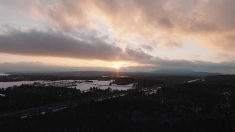 Nubes-Escénicas-Durante-La-Puesta-De-Sol-Bajo-El-Paisaje-Nevado-En-Orford,-Quebec,-Canadá