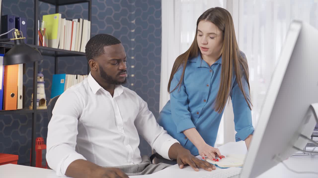 felices colegas multiétnicos que disfrutan trabajando juntos en la oficina.