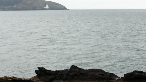 Blick-Auf-Das-Meer-Mit-St.-Anthony-Head,-Leuchtturm-Im-Hintergrund-Von-Pendennis-Head-Mit-Schroffen-Felsen-Im-Vordergrund