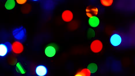 brillantes círculos de colores abstractos desenfocados luces de navidad fondo. luces de hadas borrosas. fuera de foco fondo de vacaciones árbol de navidad. bokeh de luz del árbol de xmas. tema de xmas y año nuevo. video 4k