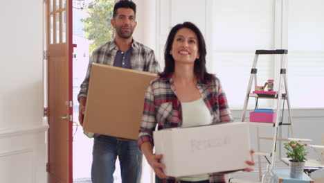 una pareja hispana se muda a una nueva casa filmada en r3d