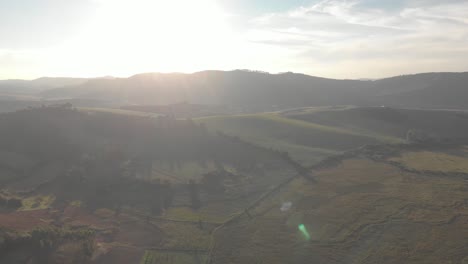 Hermosa-Llamarada-De-Vuelo-De-Drones-Al-Atardecer-En-El-Estado-De-ánimo-De-La-Lente-Sobre-El-Estado-De-Minas-Gerais