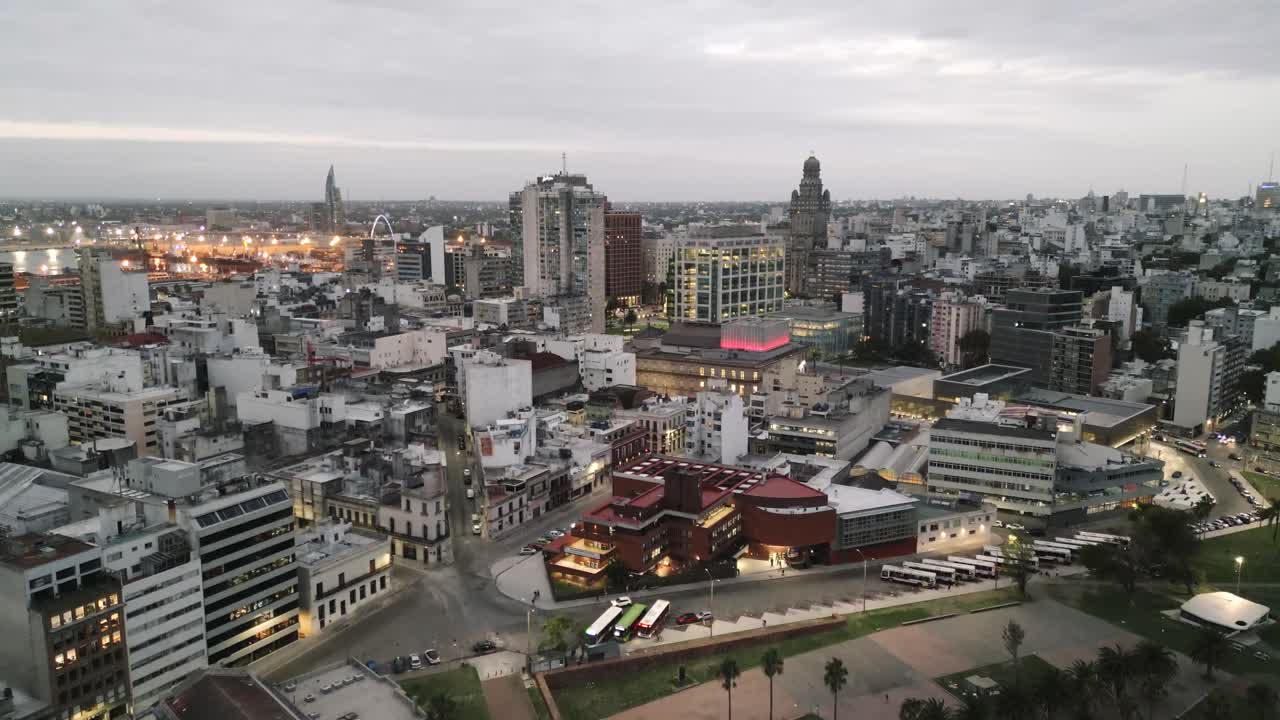aerial de montevideo, la capital de uruguay, el paisaje urbano iluminado por la noche