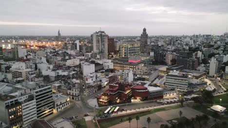 Luftaufnahme-Des-Nachts-Beleuchteten-Stadtbildes-Von-Montevideo,-Der-Hauptstadt-Von-Uruguay