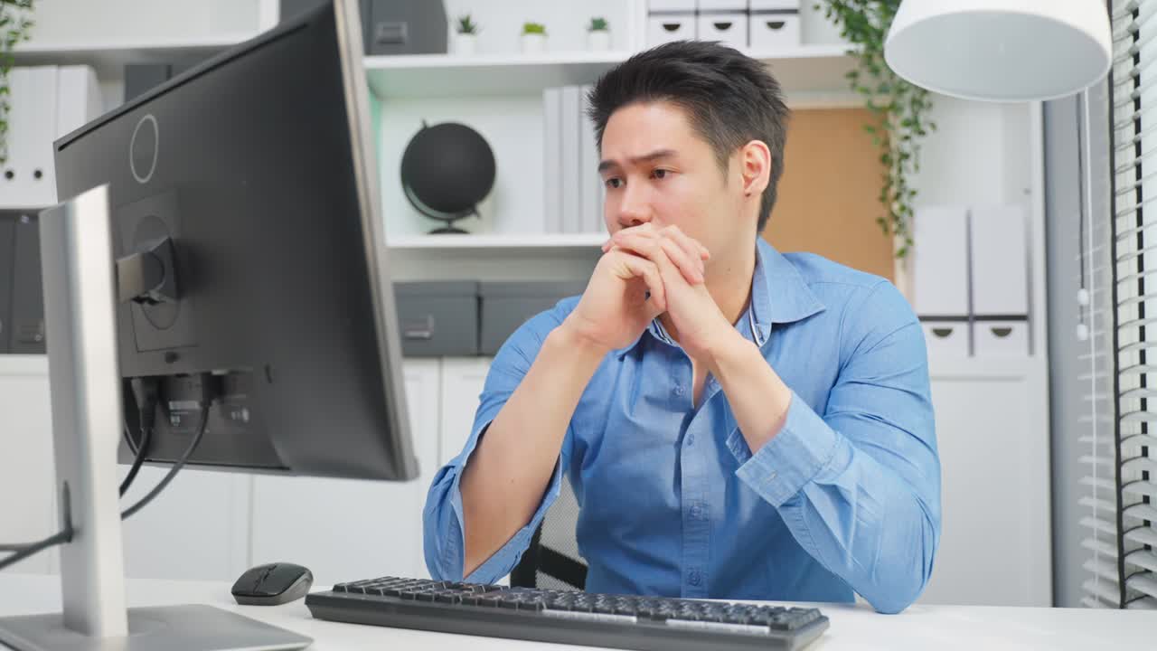 우울한 아시아 남성은 사업에서 재정적 문제에 대해 걱정합니다. 절망에 처한 잘생긴 남자는 노트북에서 판매 주문을 좌절하고 돈, 예산 손실, 상점의 파산에 대해 생각합니다.
