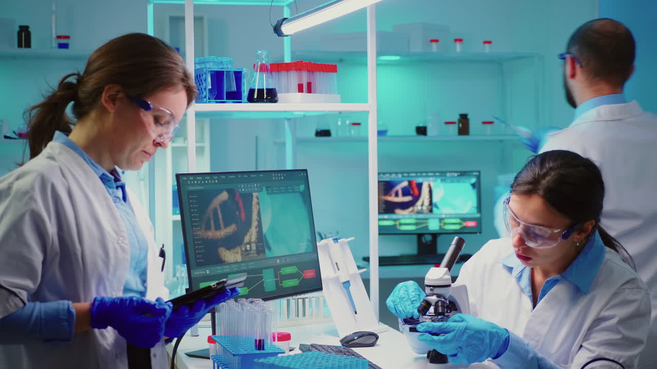 간호사들이 함께 바이러스 돌연변이를 분석하고 오버타임을 하고 있습니다.