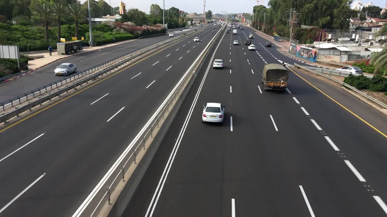 모터 교통은 이스라엘 네타니아 시의 고속도로에서 빠르게 운행됩니다.