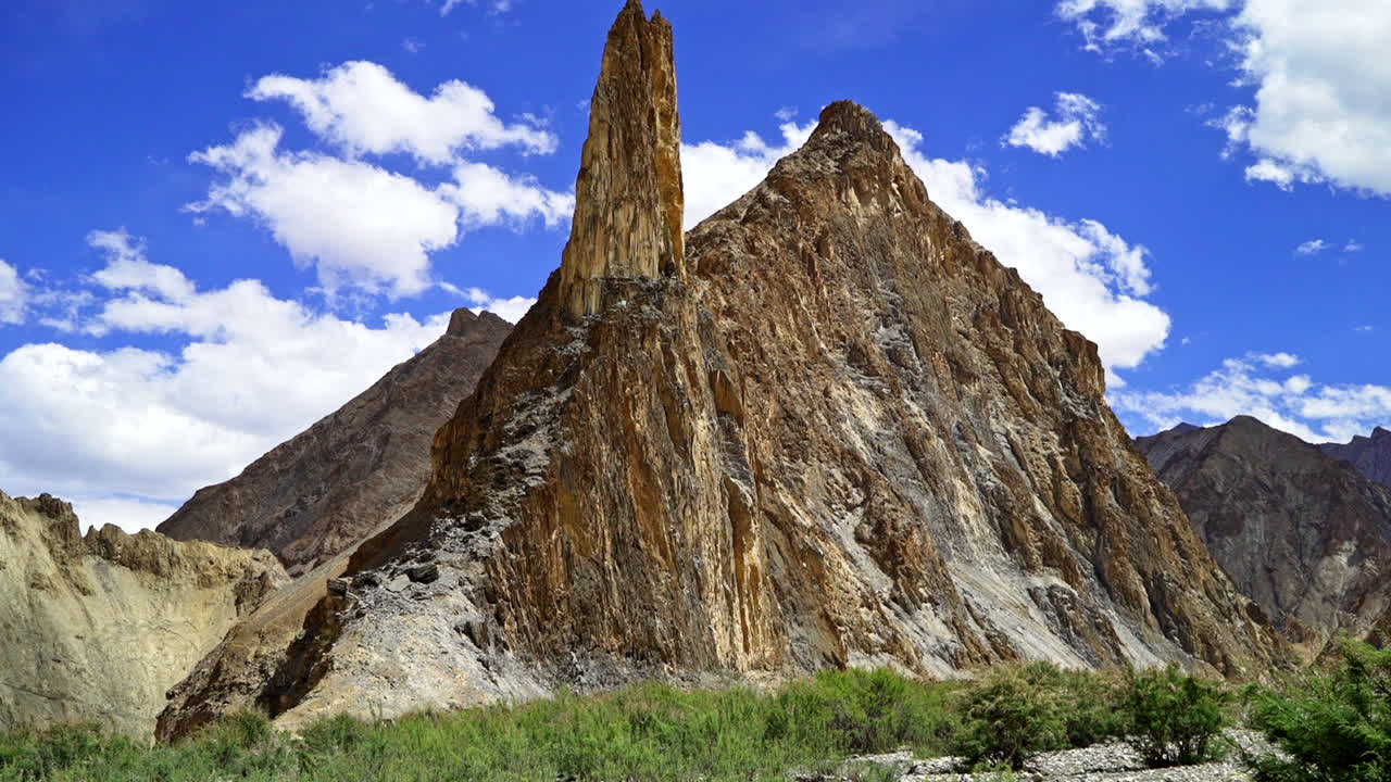 tiro inclinado hacia abajo desde una formación rocosa alta y afilada en la cima de una montaña, en la caminata del valle de markha