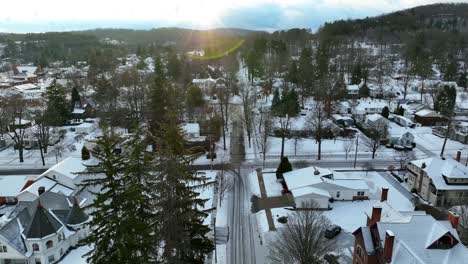 Toma-Aérea-Descendente-De-La-Nieve-Que-Cae-En-El-Pintoresco-Barrio-De-América