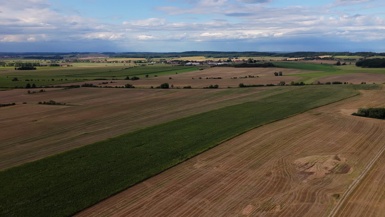 Fruchtbare tschechische Landschaft mit einer Vielzahl von Feldern. Zustand nach der Ernte und Ernte aus der Luftansicht