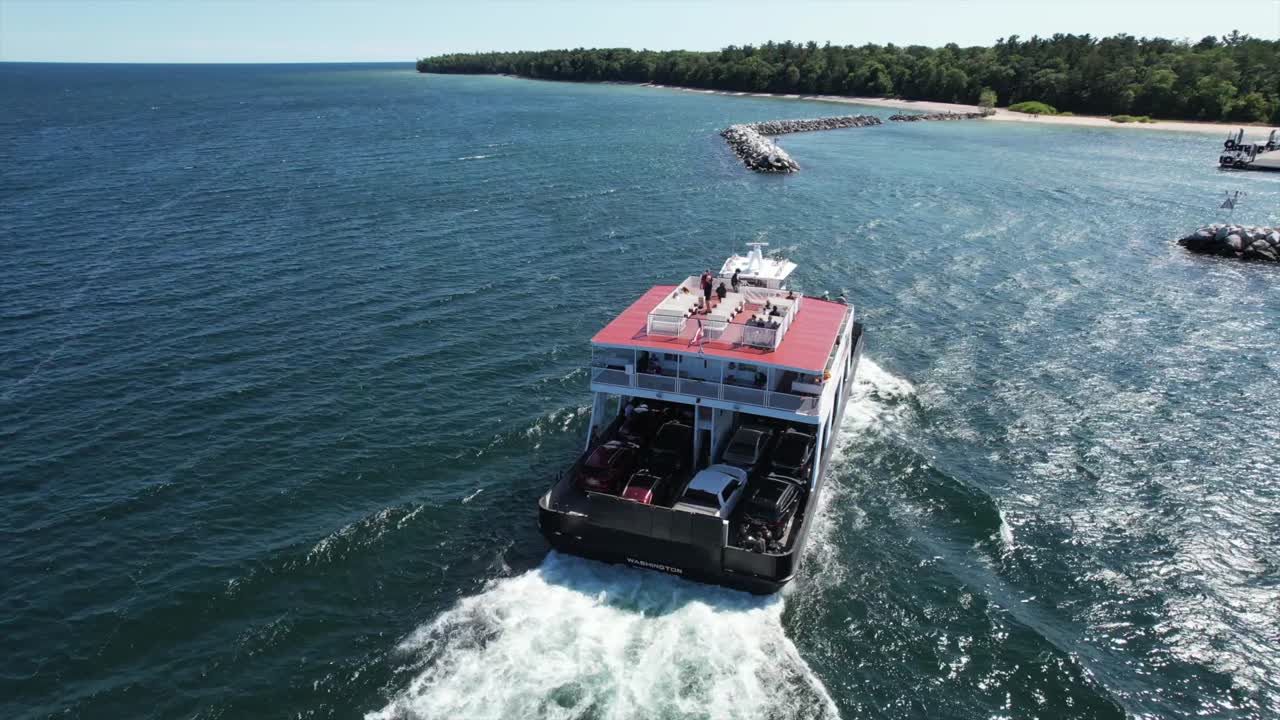 el ferry de coches de la isla de washington se acerca al muelle.