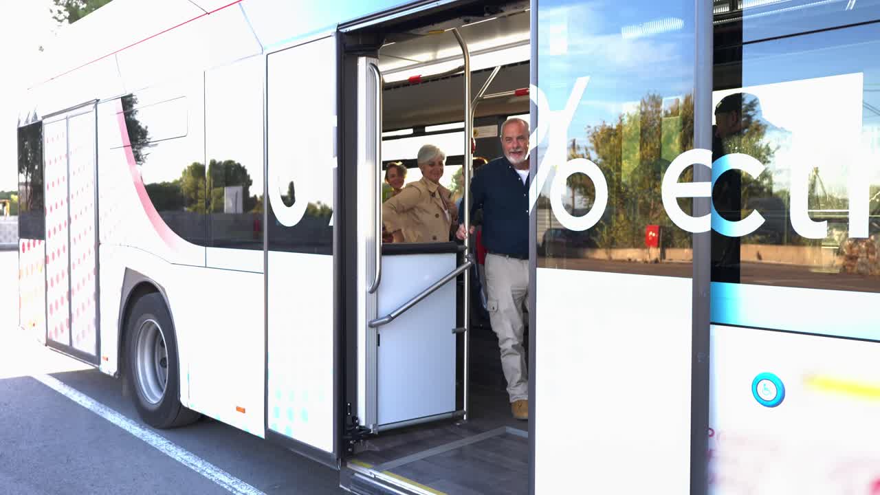 Mensen die in een bus stappen