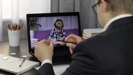 el maestro hace una llamada de video en la computadora portátil con los niños del alumno. educación a distancia